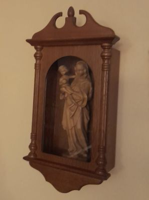 Marienfigur im Uhrenkasten
