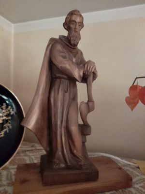 Heiligenfigur mit Beil 
